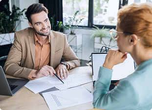 Femme et Homme souriants devant ordinateur